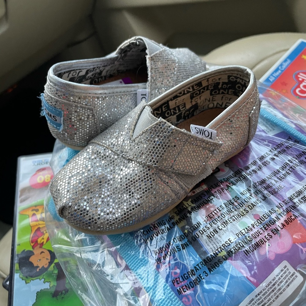 Like new, sparkle toms in size 5